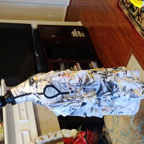 White House Black Market Top Small - Picture 7 of 7